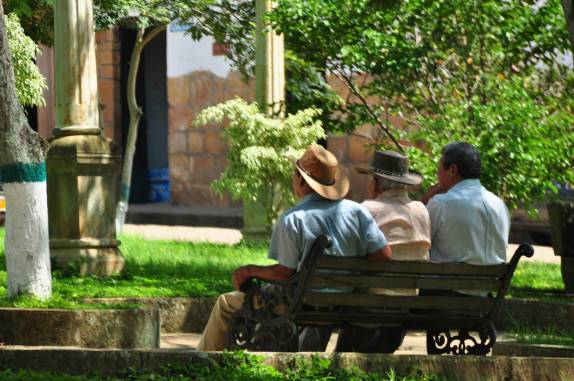 Vida mansa na praça central de Barichara, na Colômbia